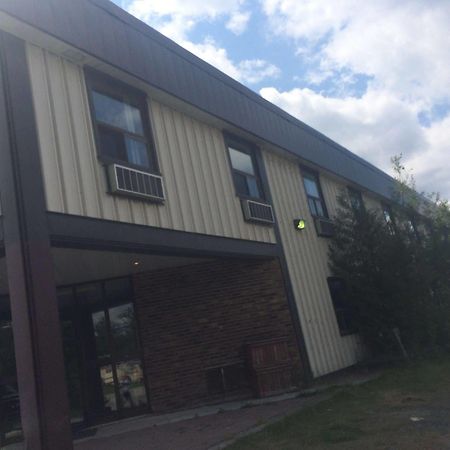 Pickle Lake Hotel Екстер'єр фото