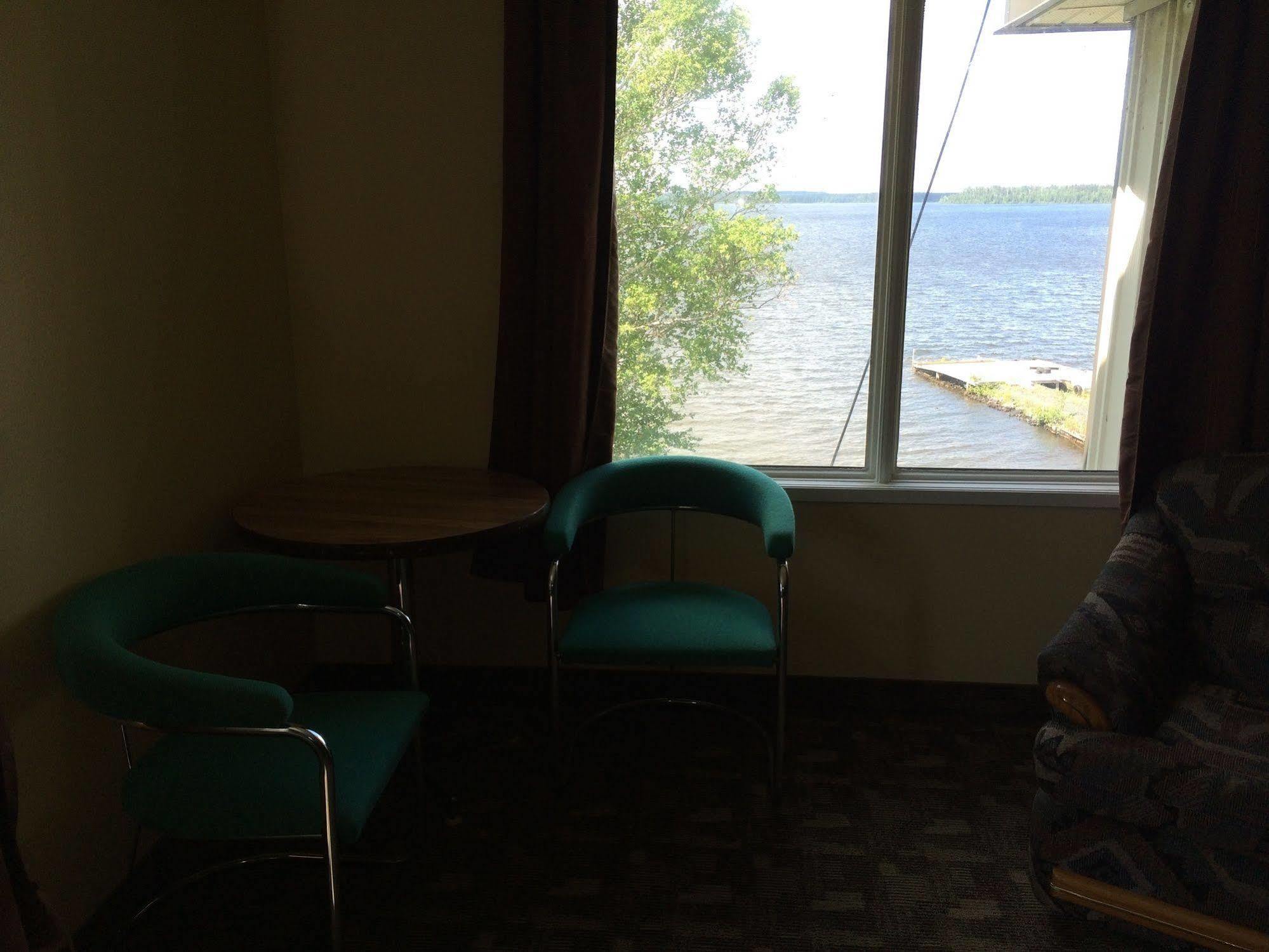 Pickle Lake Hotel Екстер'єр фото