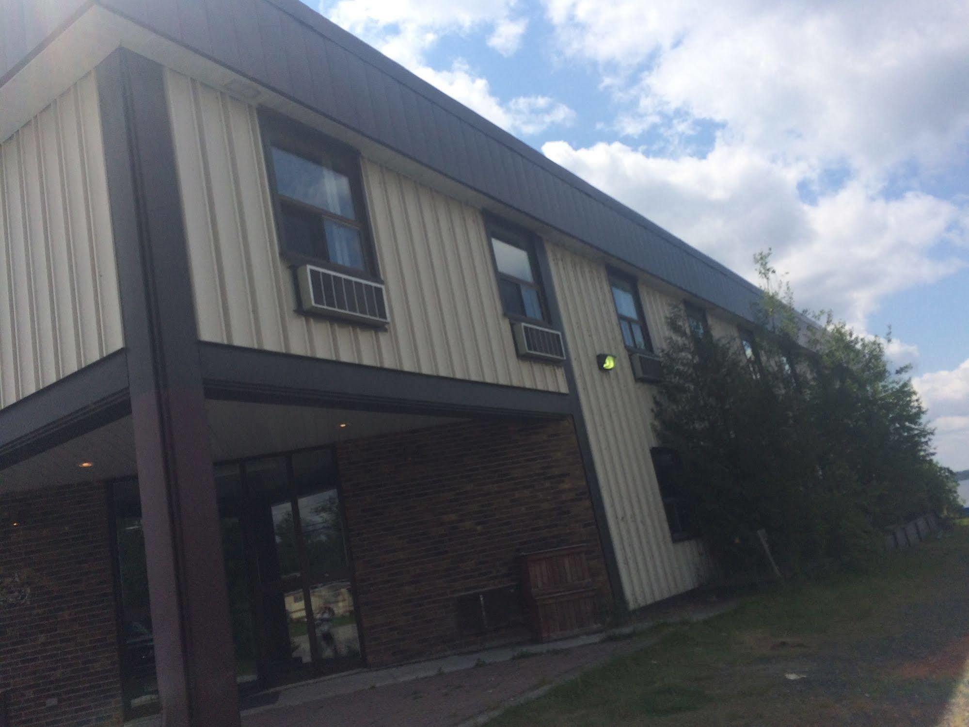 Pickle Lake Hotel Екстер'єр фото